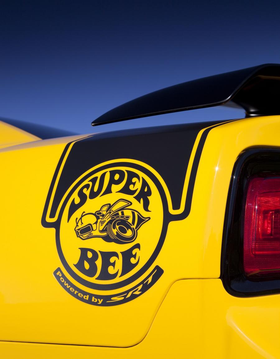  Dodge Charger SRT8 Super Bee 2012 года  (фото 10 из 39)